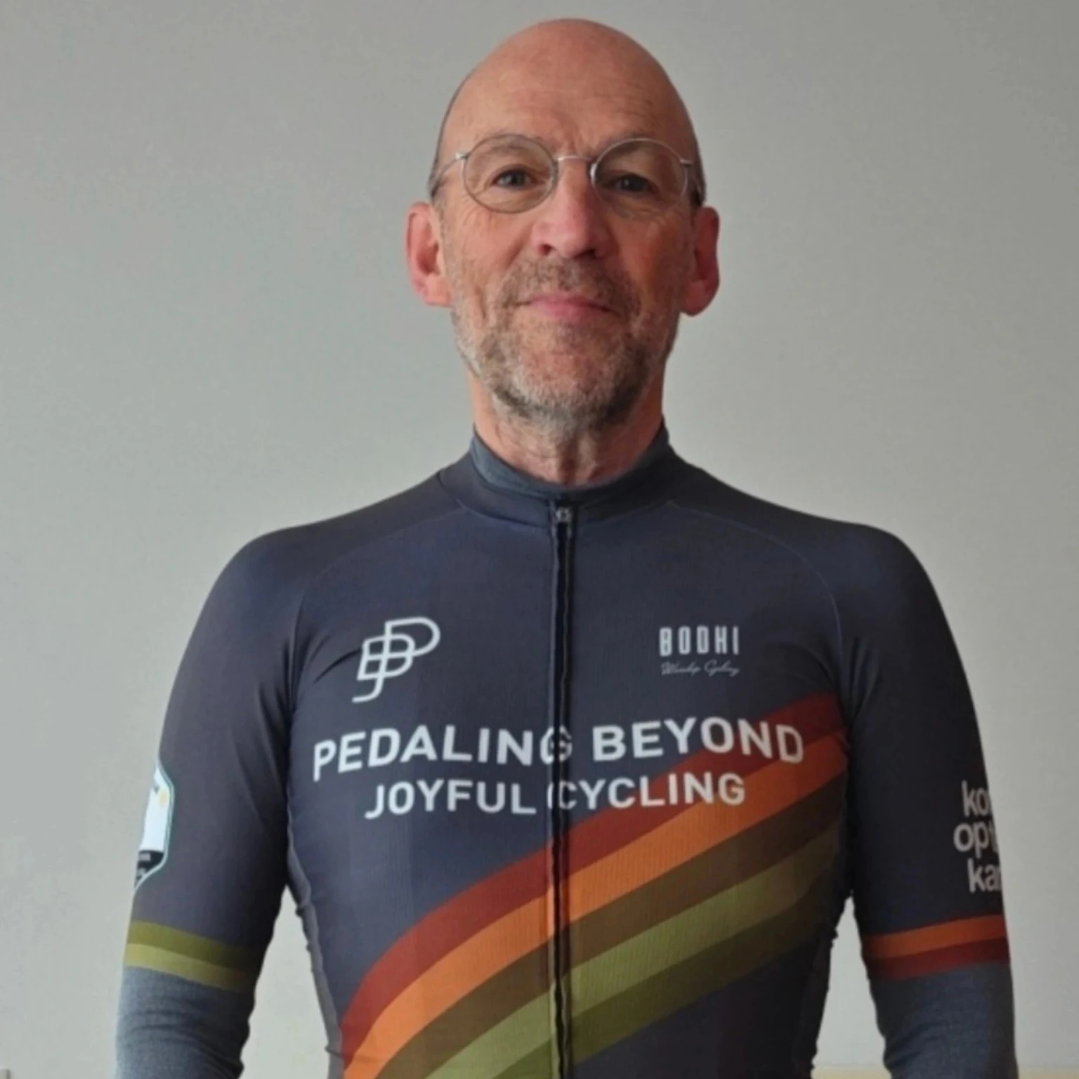 Peter Cusseneers in het wielershirt van Pedaling Beyond Joyfulcycling