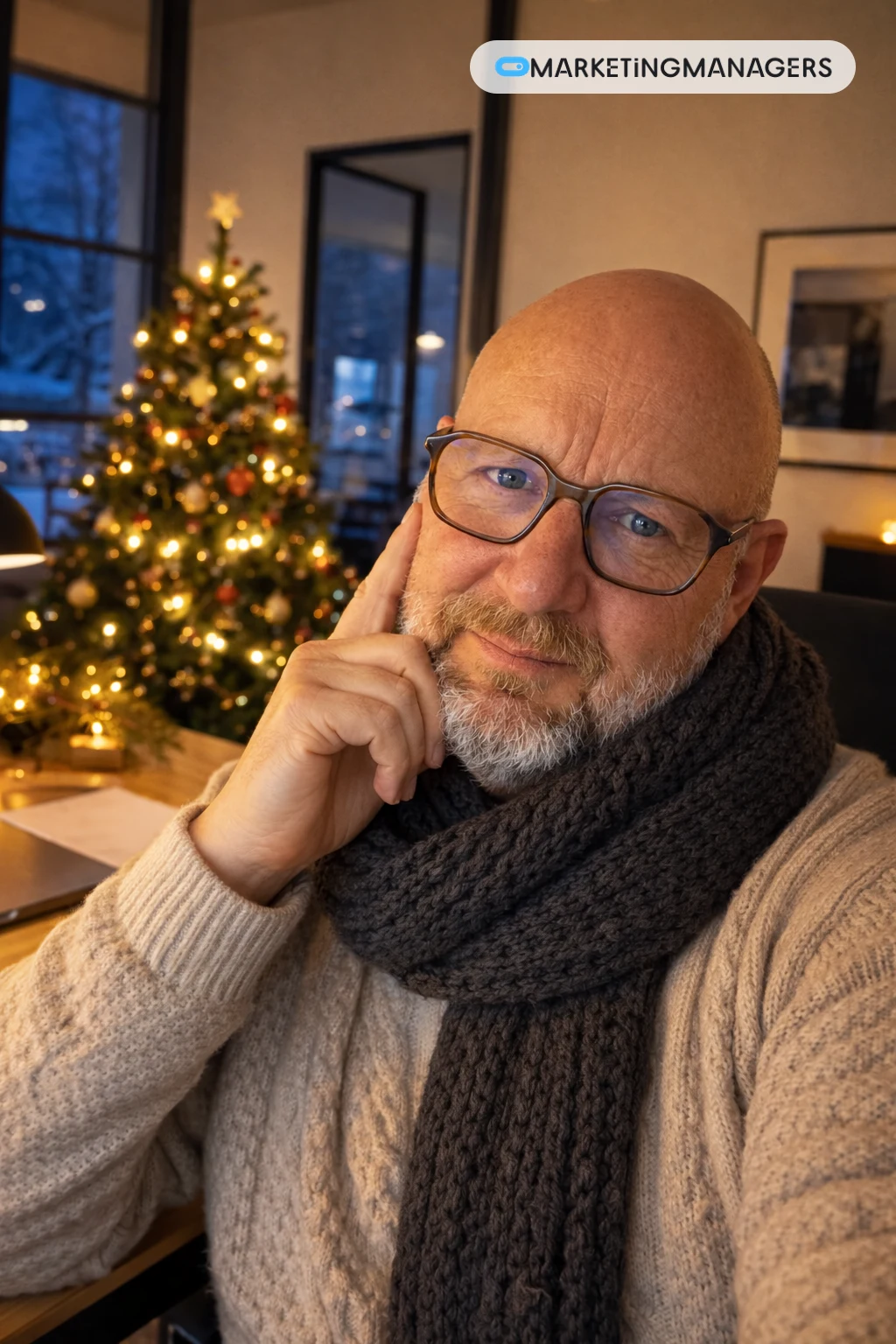 Kerst: Tom met sjaal bij de kerstboom