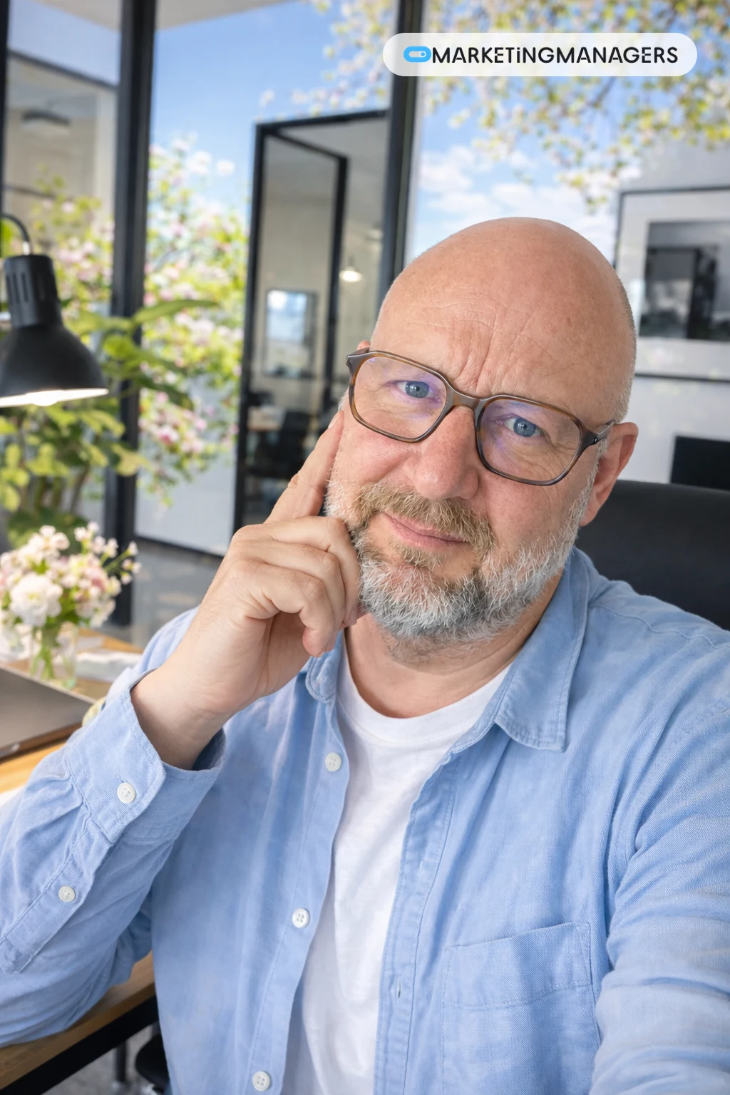 Lente: Tom in een licht hemd, bloesems aan het raam