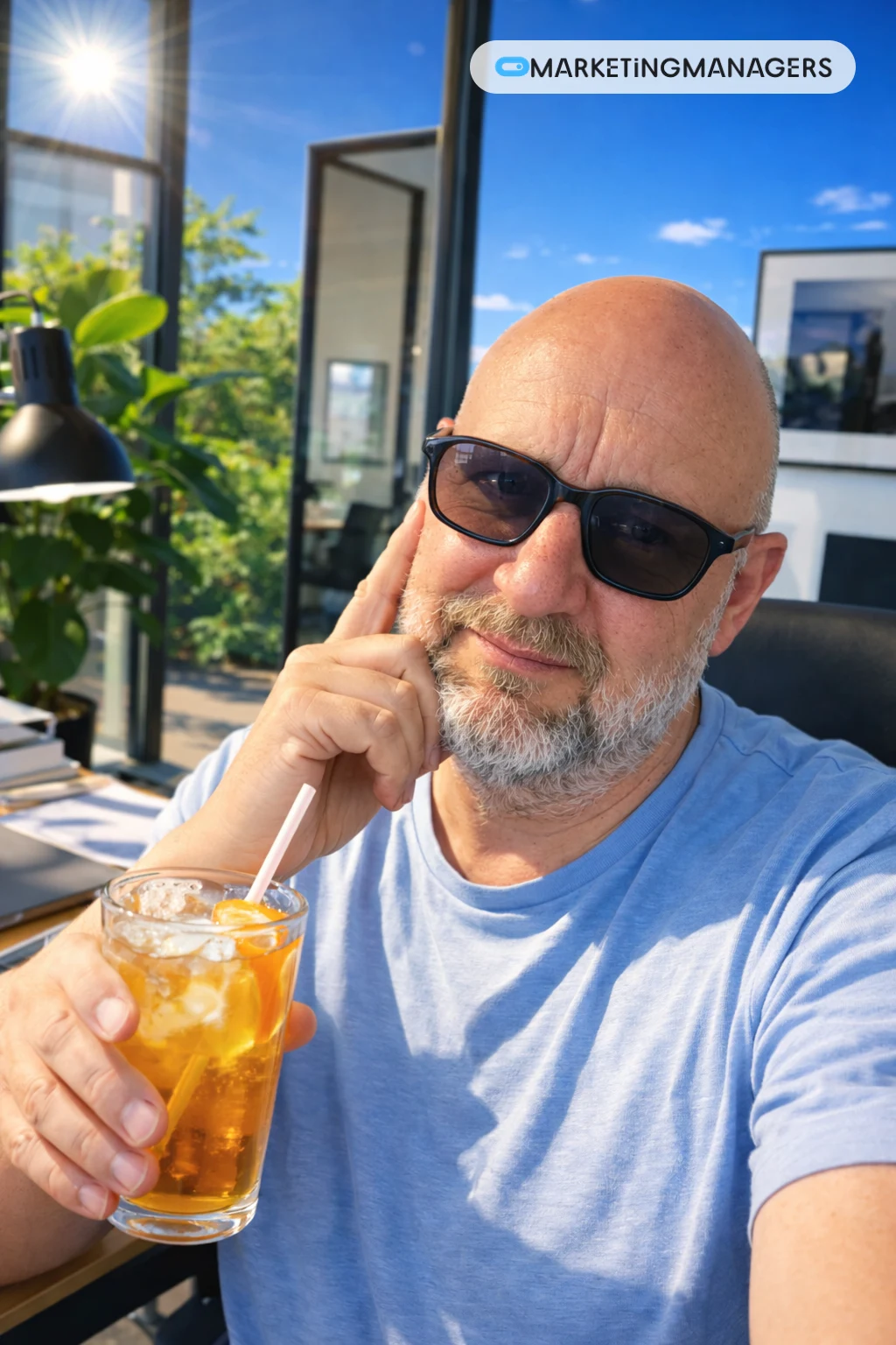 Zomer: Tom met zonnebril en ijsthee