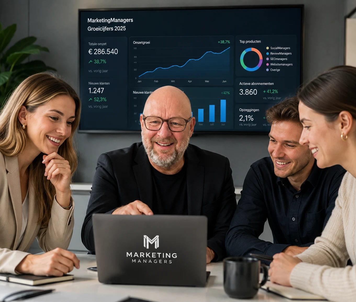 Vier collega's rond een laptop