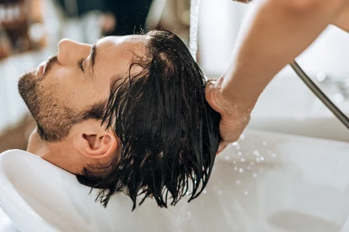 Hoofdhuidmassage aan de wasbak
