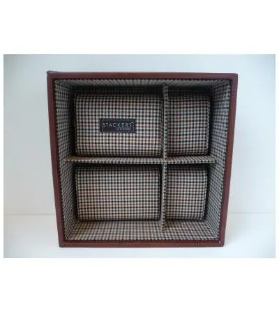 Houten organizer met bordeaux frame en vier vakken met geruit textiel