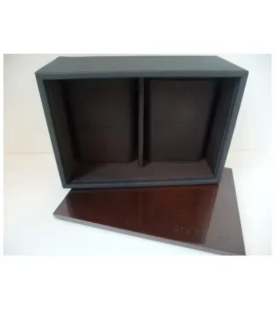 Grijze houten kast met twee open vakken op een houten vlak