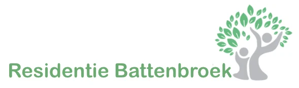 Ouderen en begeleiders rond een tafel op het terras onder een parasol