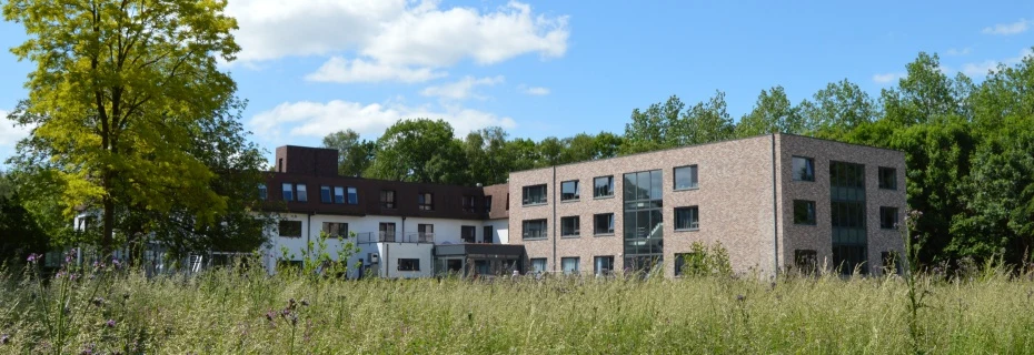 Woonzorgcentrum met nieuwbouwvleugel en onderhouden tuin met bomen