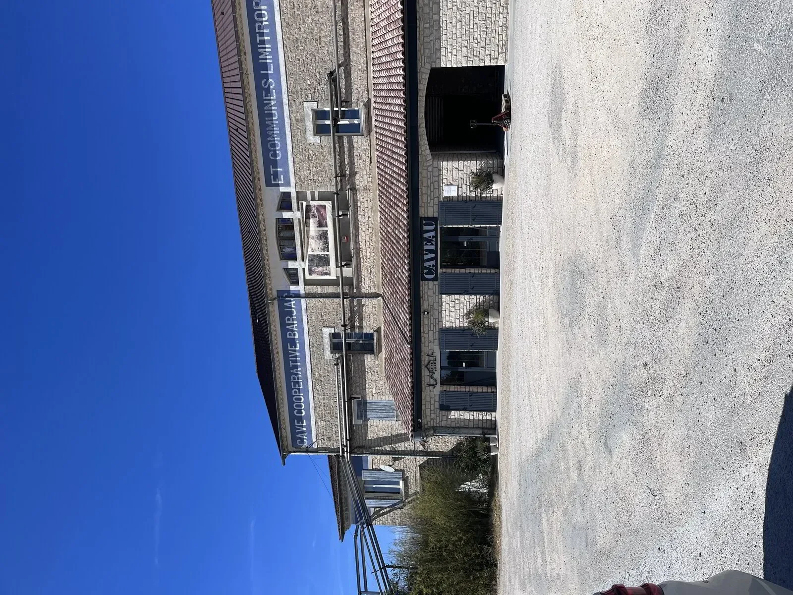 Wijnproeverij bij de coöperatie in Barjac, Ardèche