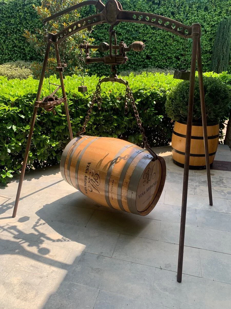 Wijngaarden en bodega in de Rioja-streek