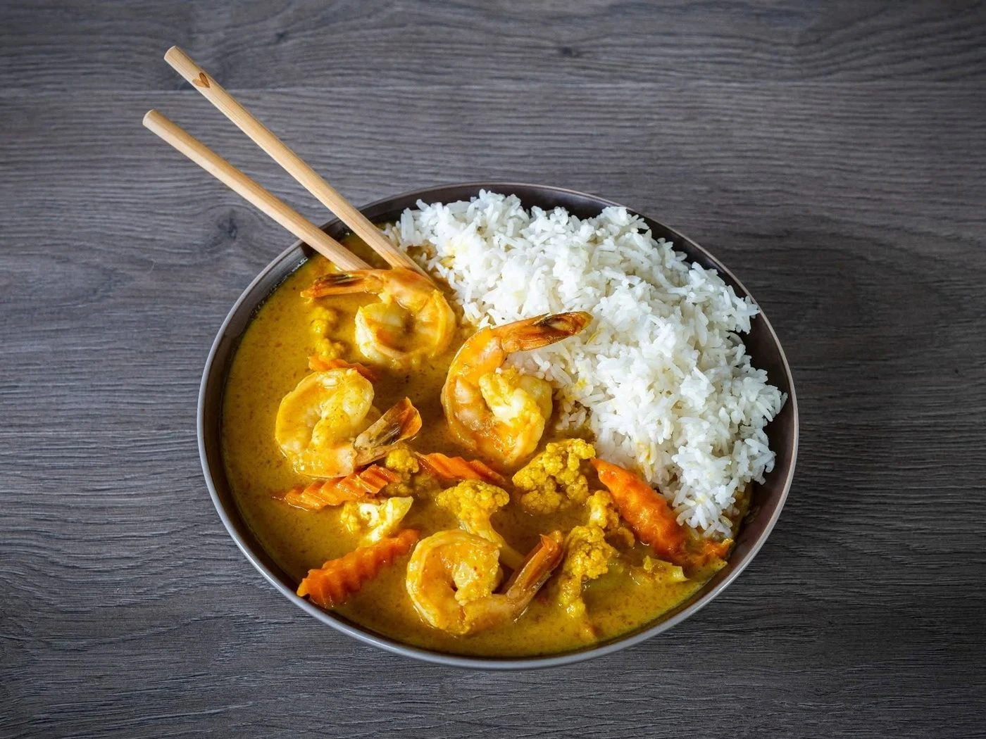 Thaise curry met scampi en witte rijst