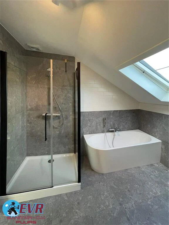 Bad en douche onder het dakraam