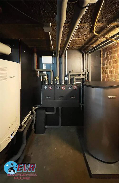 Technische ruimte met warmtepomp en boilervat