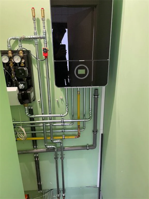 Binnenunit van een warmtepomp met leidingwerk