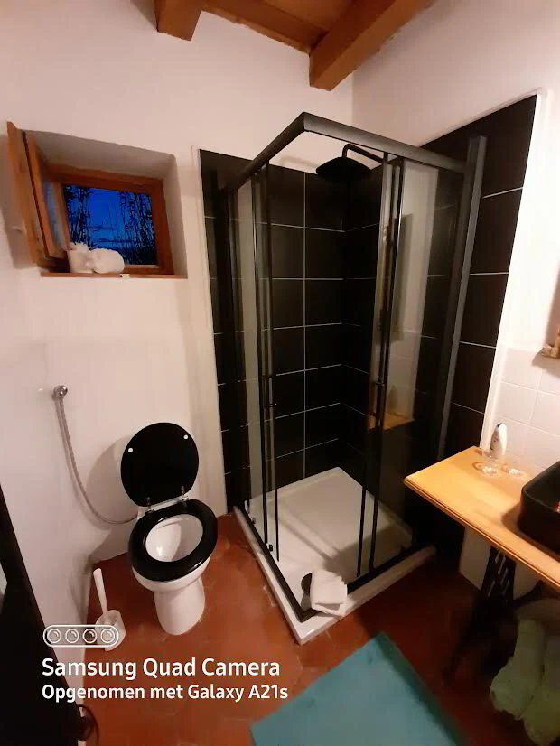 Badkamer met regendouche