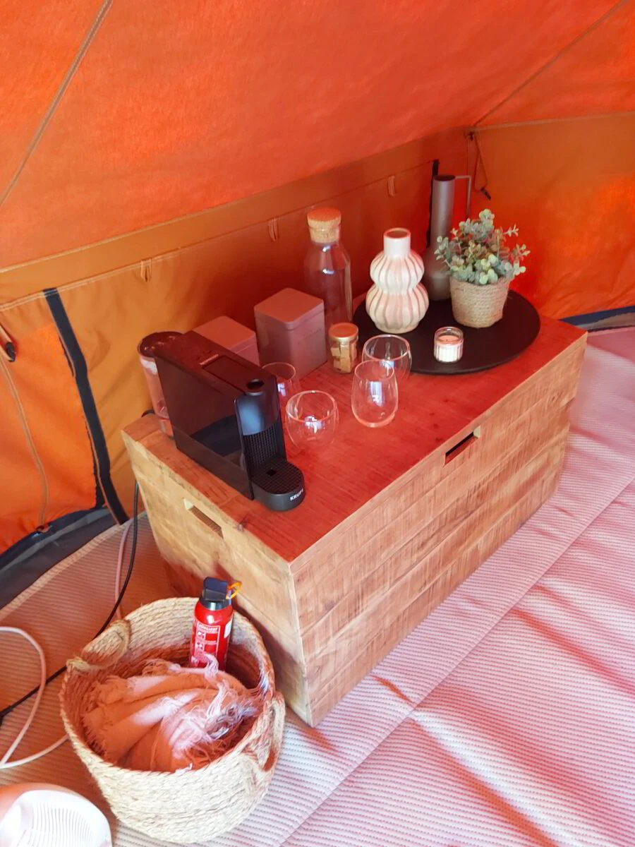Koffie- en theehoek in de tuinkamer