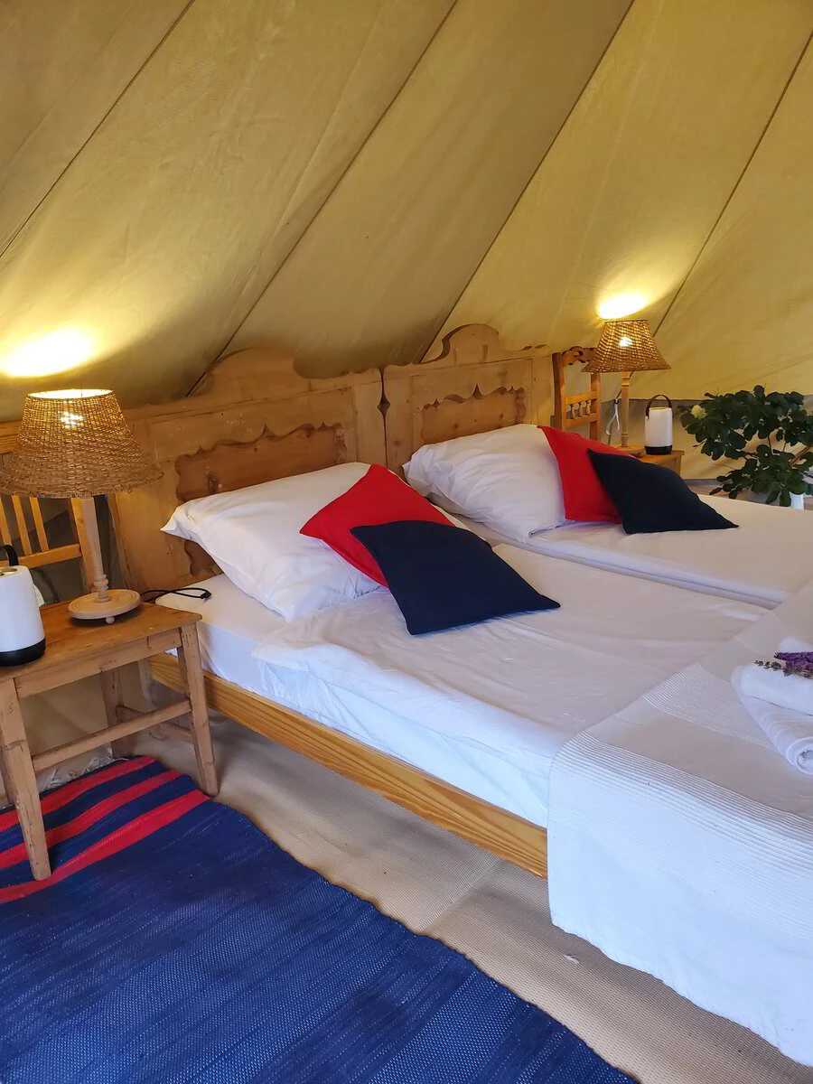 Groot bed in de glampingtent
