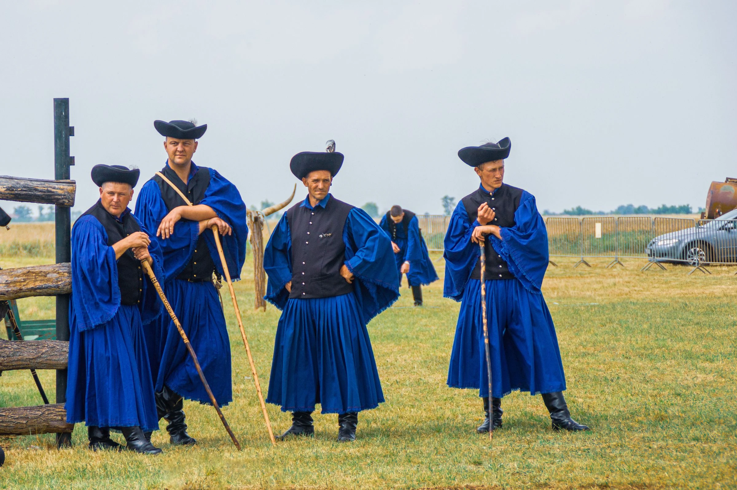 Csikós-ruiters in traditioneel blauw op de poesta