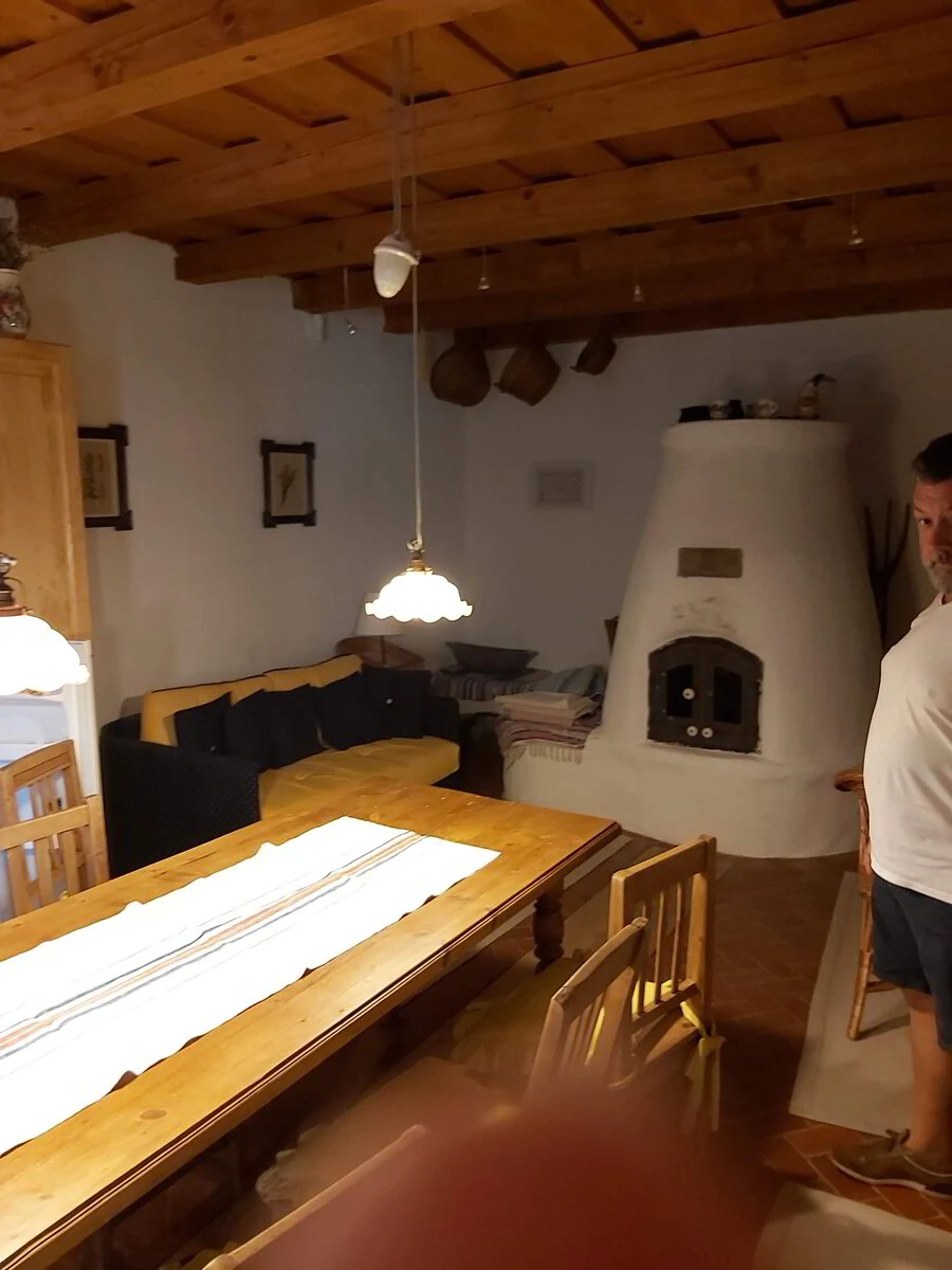 Woonkamer met de leemkachel