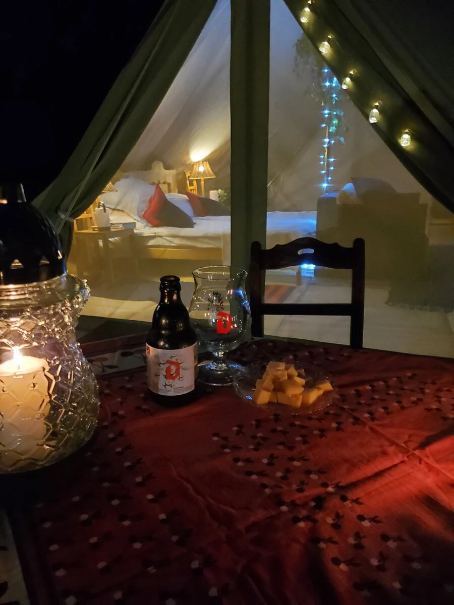 Verlichte tent bij avond