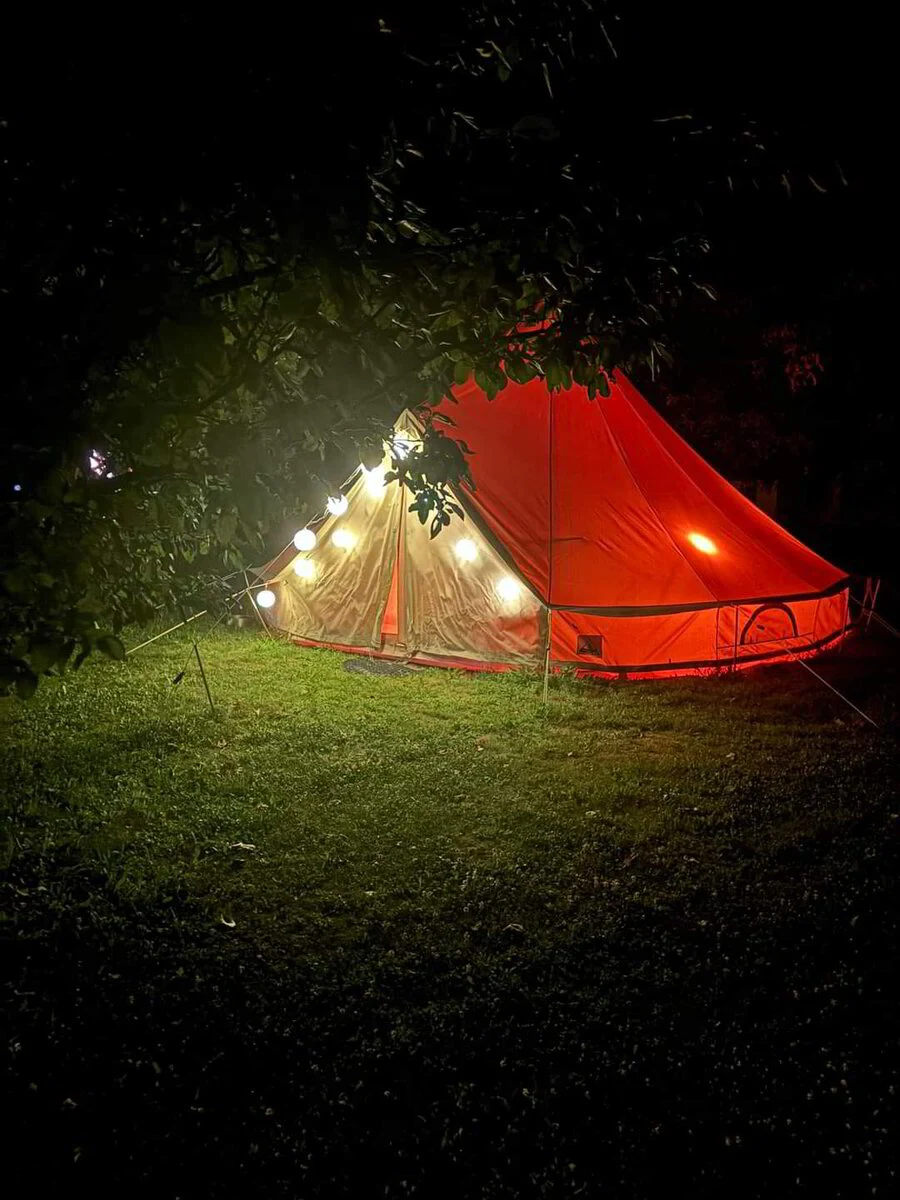 Rode gloed van de tent bij nacht