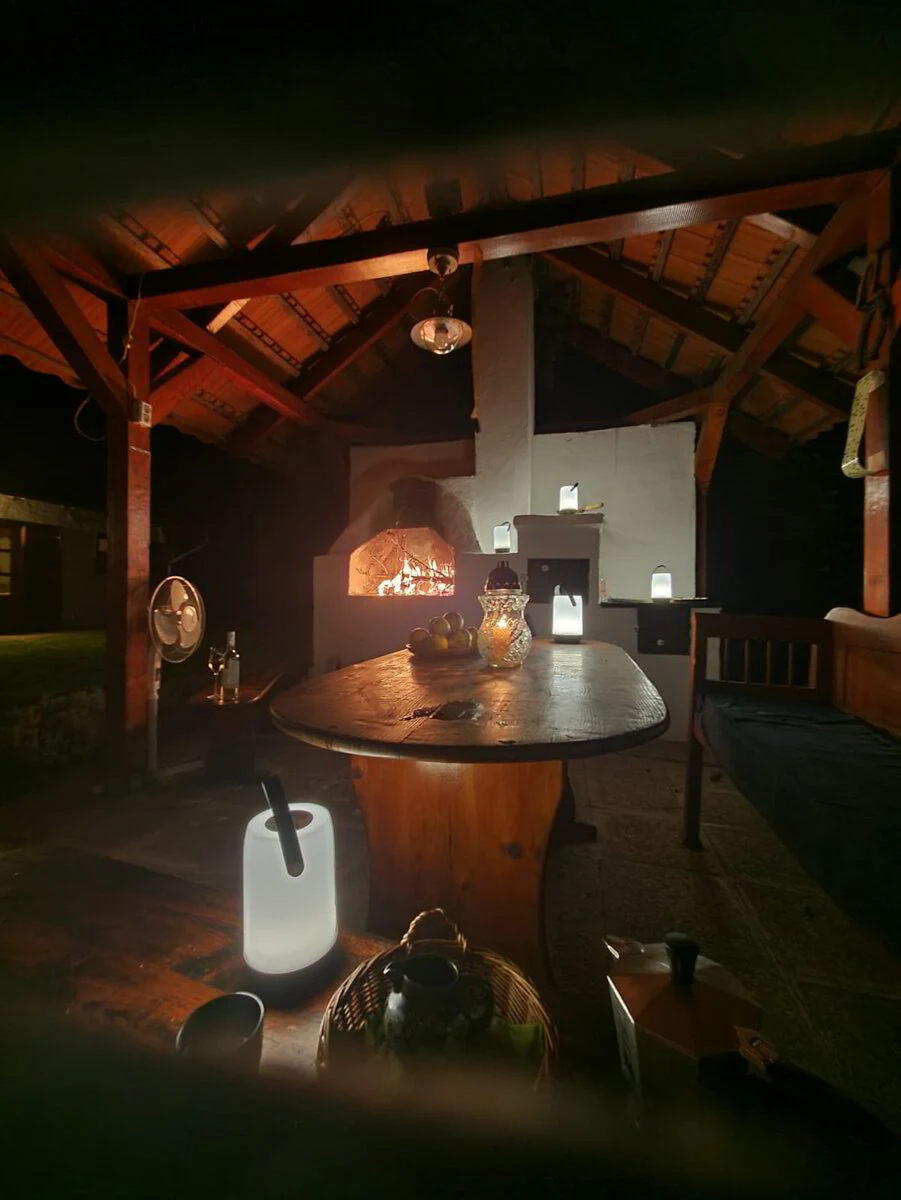 De tent van binnen bij avond