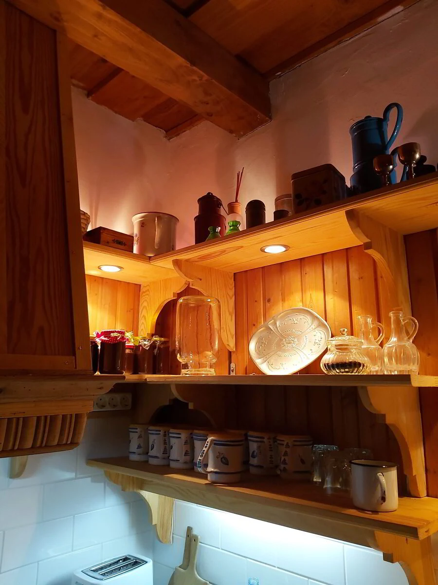 Warme houten kast met servies