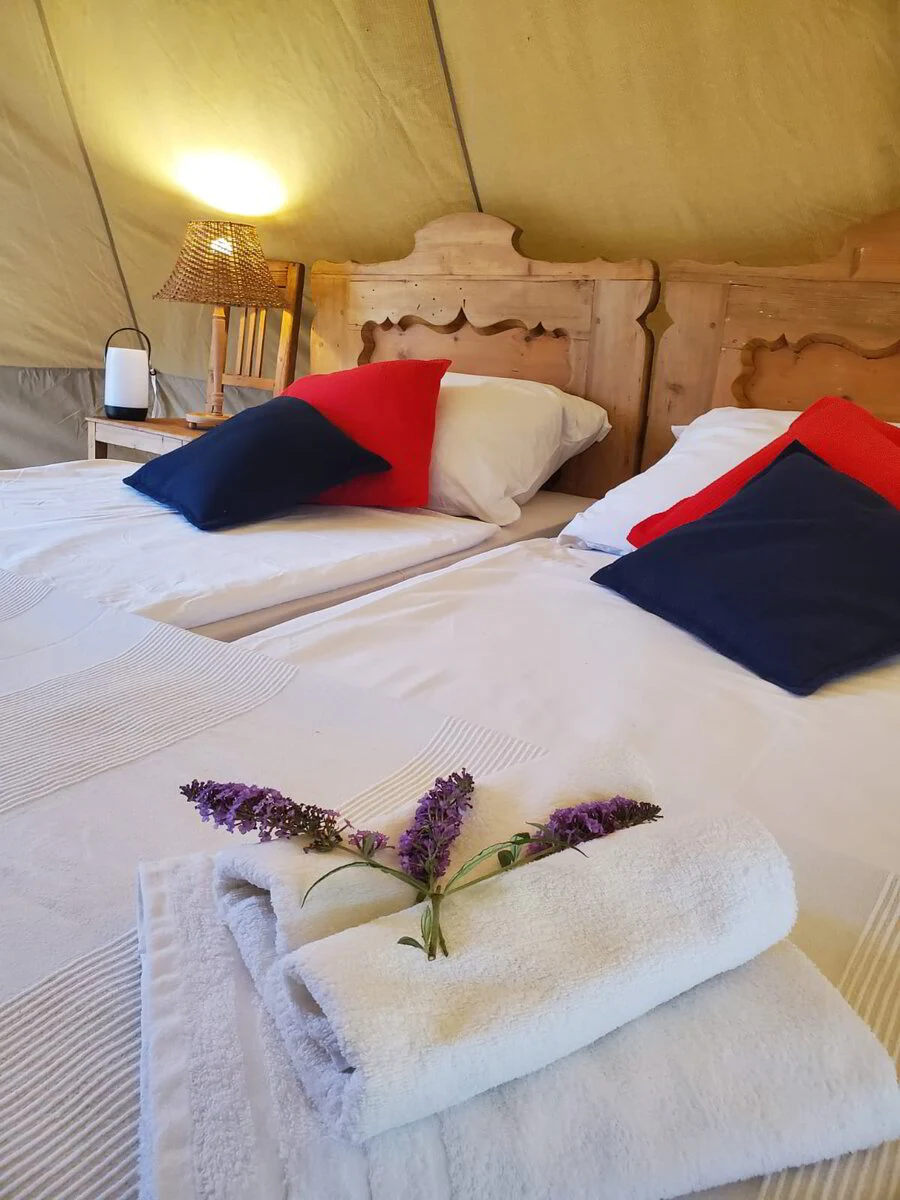 Opgemaakt bed in de glampingtent