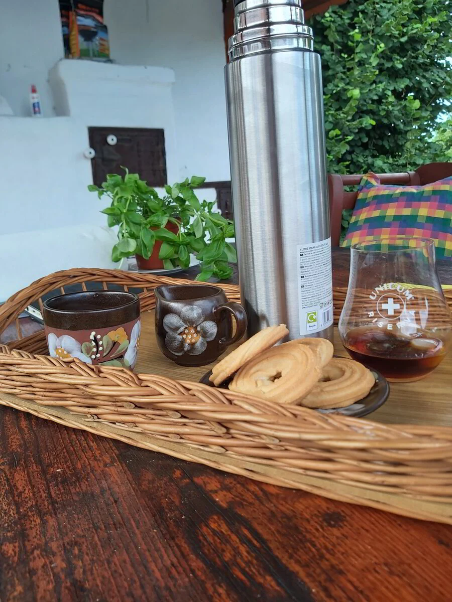 Ontbijtmand met koffie en verse broodjes