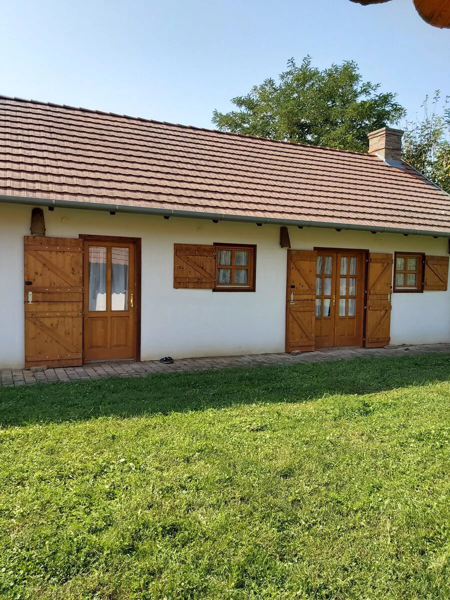 Het witte boerderijhuis in de tuin
