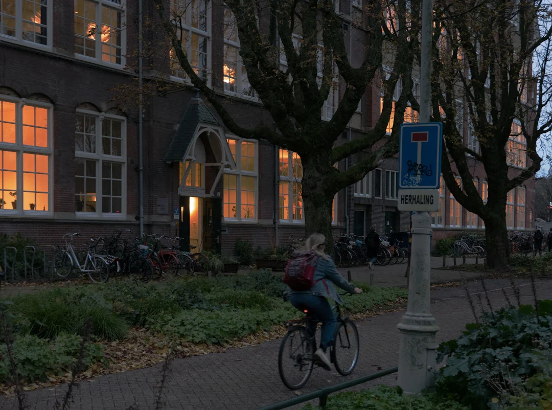 Fietser in een Belgische straat