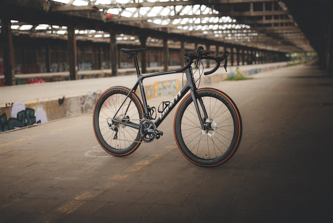 Fiets in een oude stationshal