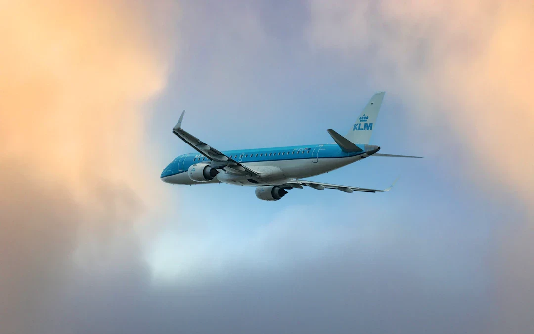Vliegtuig boven de wolken