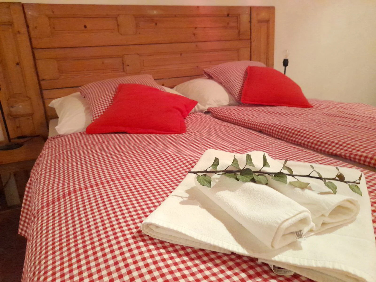 Kingsize bed met rood-wit linnen