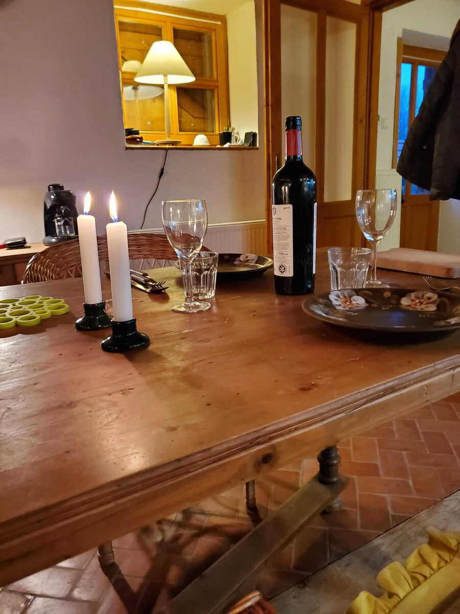 Gedekte tafel met kaarsen