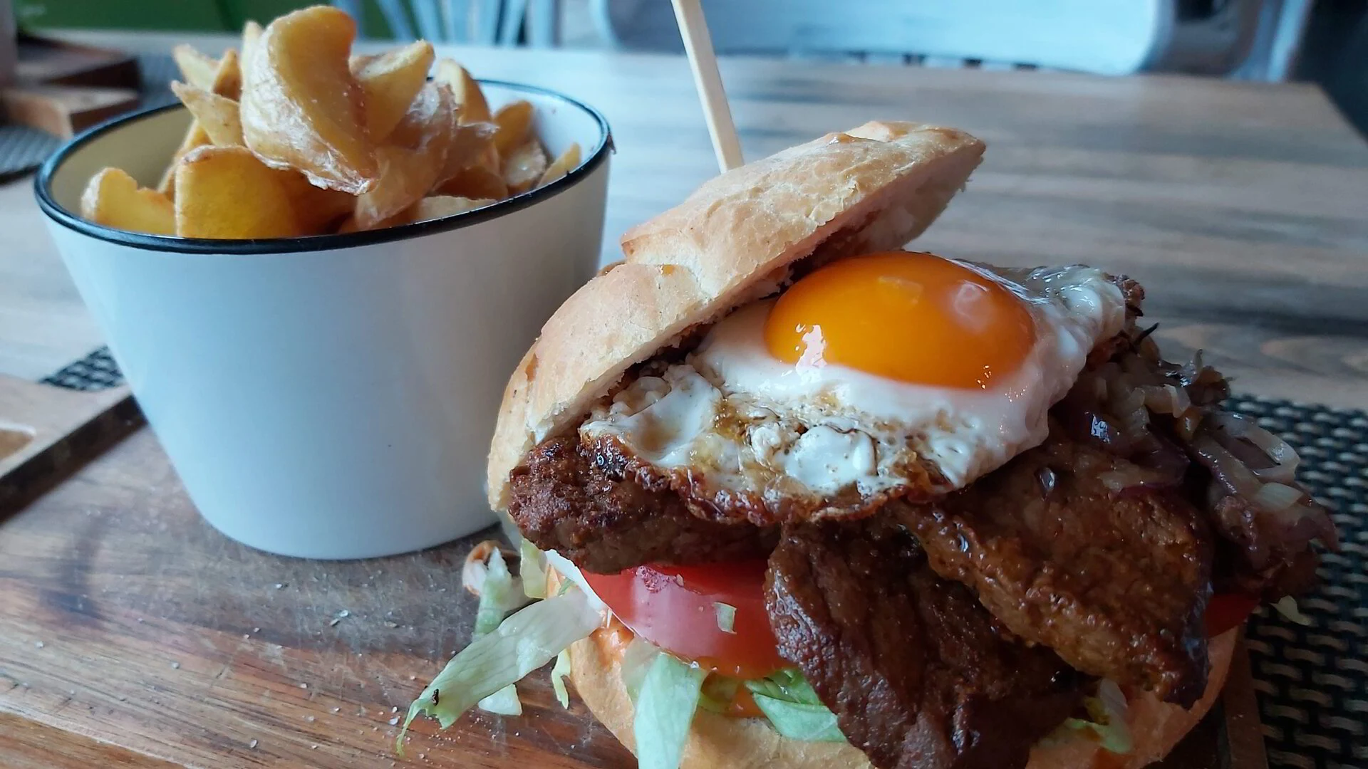 Huisgemaakte burger met spiegelei