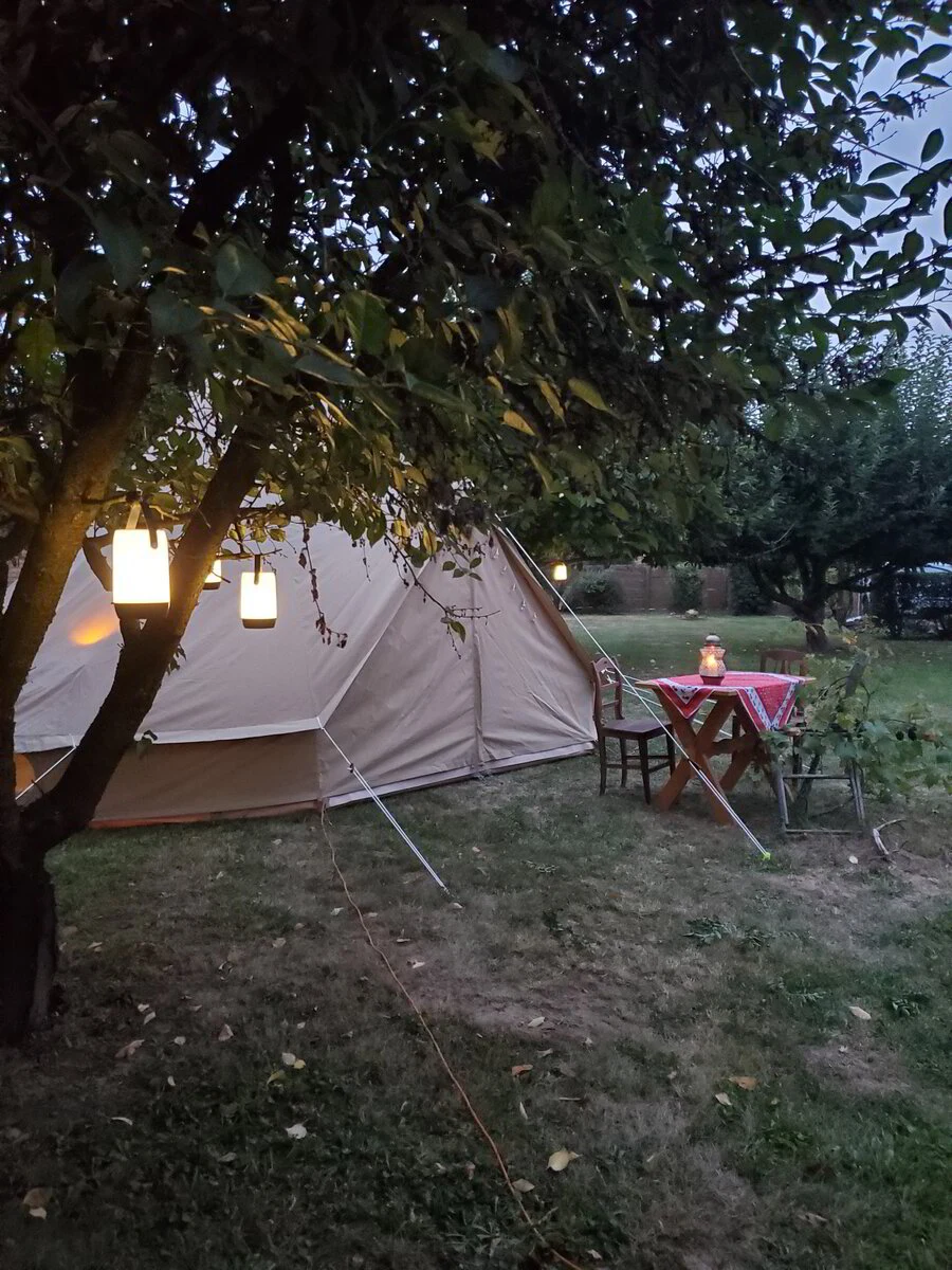 Twee tenten in de boomgaard