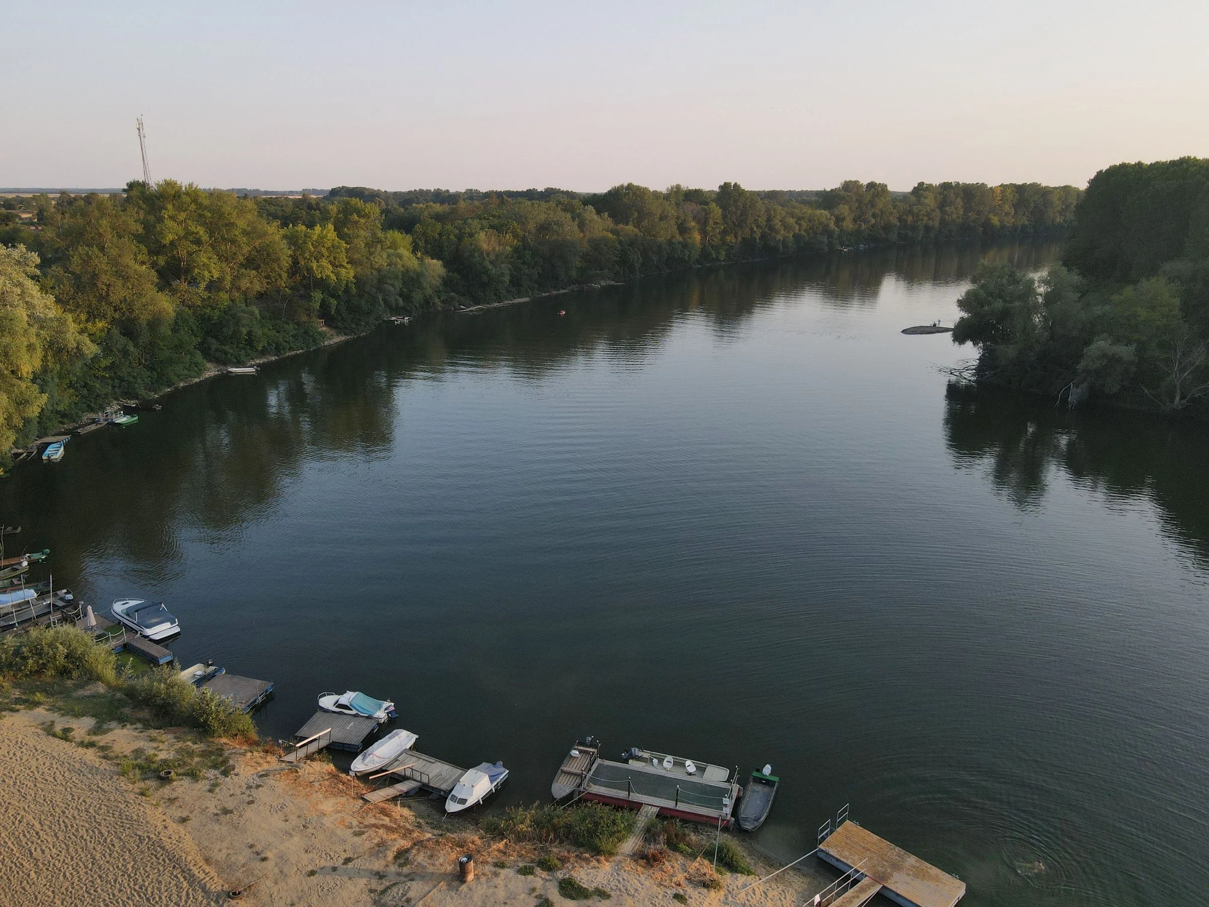 De Tisza van bovenaf, tussen de bossen
