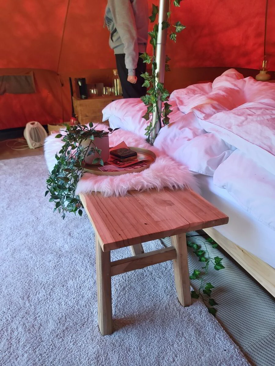 Tuinkamer met warme rode tentdoek