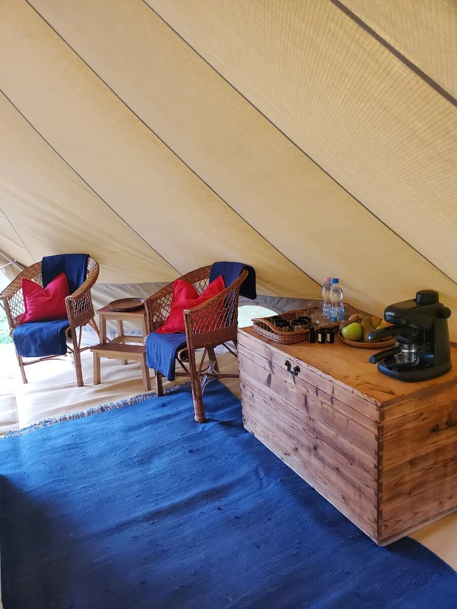 Zithoek in de glampingtent