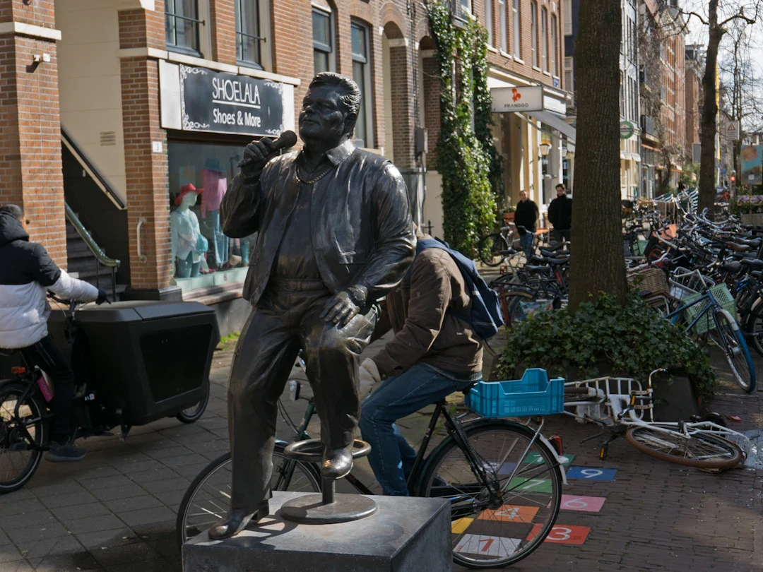 Standbeeld van een fietser