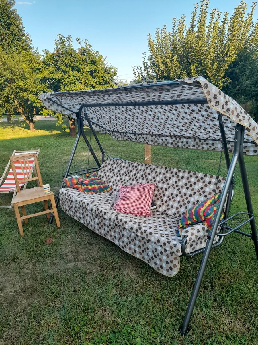 Schommelbank in de tuin