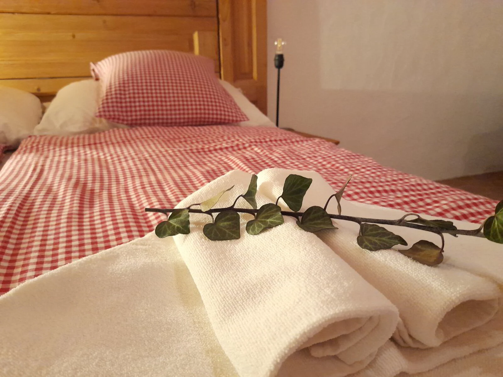 Bed met handdoeken en takje groen