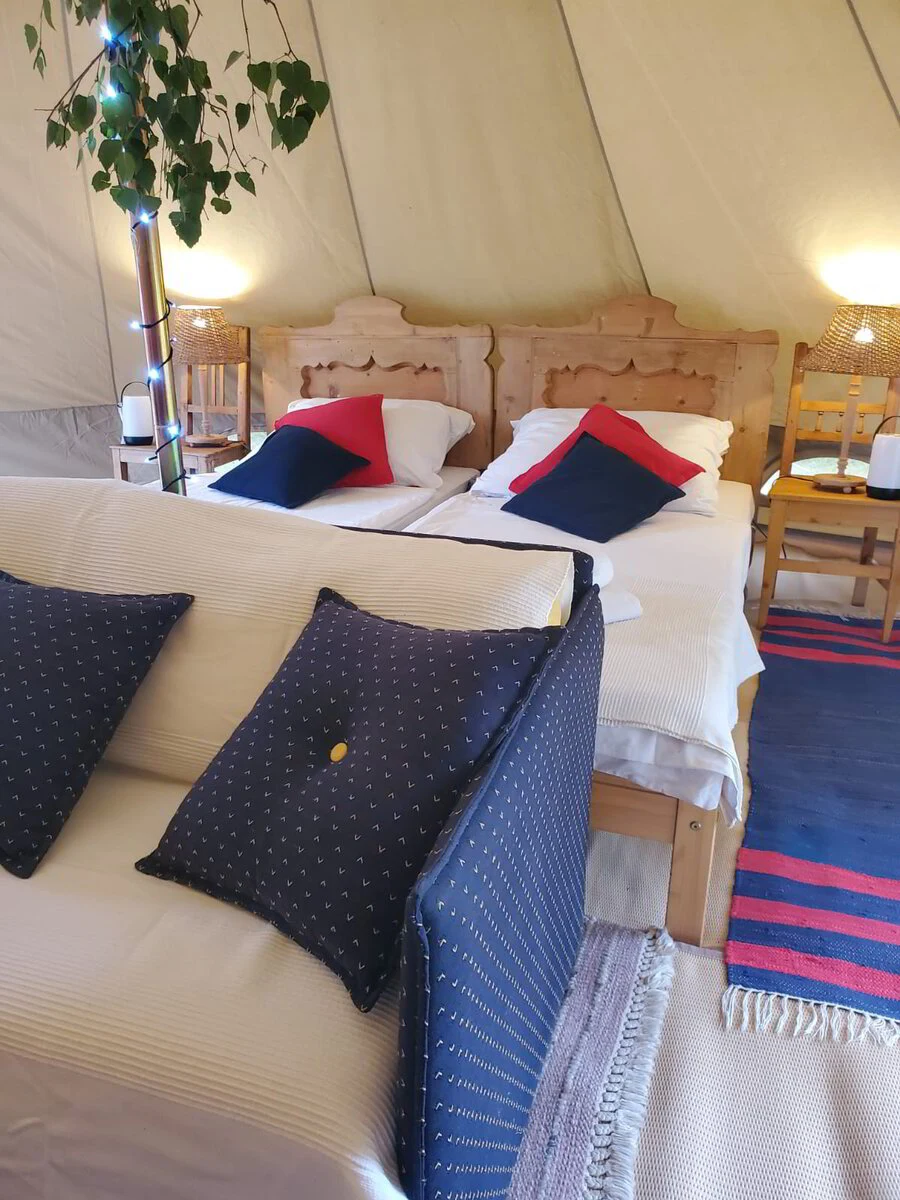 Kussens en plaid op het bed