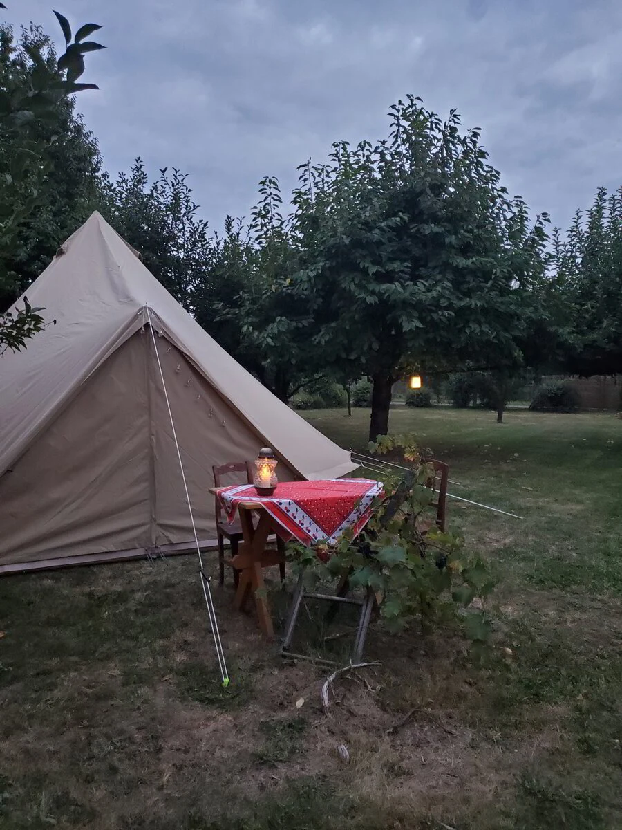 Glampingtent tussen de fruitbomen