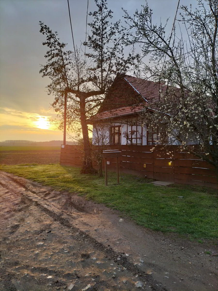 Avondzon boven het huis