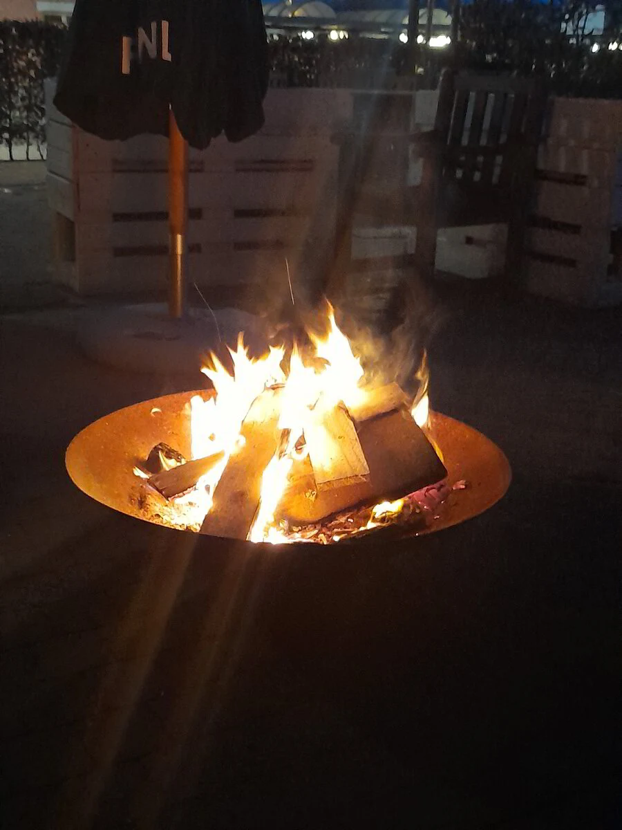 Kampvuur in de fire-pit bij avond